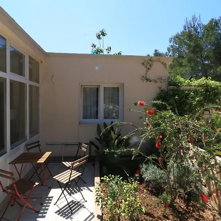 Leta Charming Cozy House With Pool